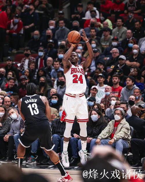 贾文特-格林抢断普里查德后,隔着怀特完成震撼单手扣篮 贾文特-格林抢断普里查德后,隔着怀特完成震撼单手扣篮